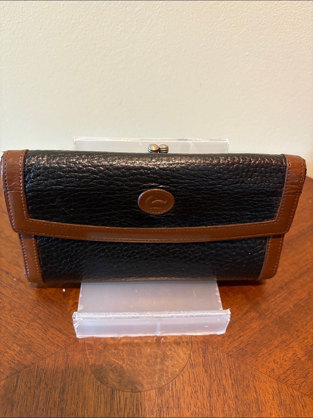 Dooney & Bourke Pebbled Leather Clutch Wallet black/Brown kiss lock 
Refurbished